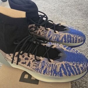 Adidas YZY BSKTBL Knit Sneakers Box